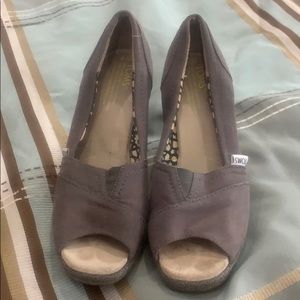 TOMS size 6